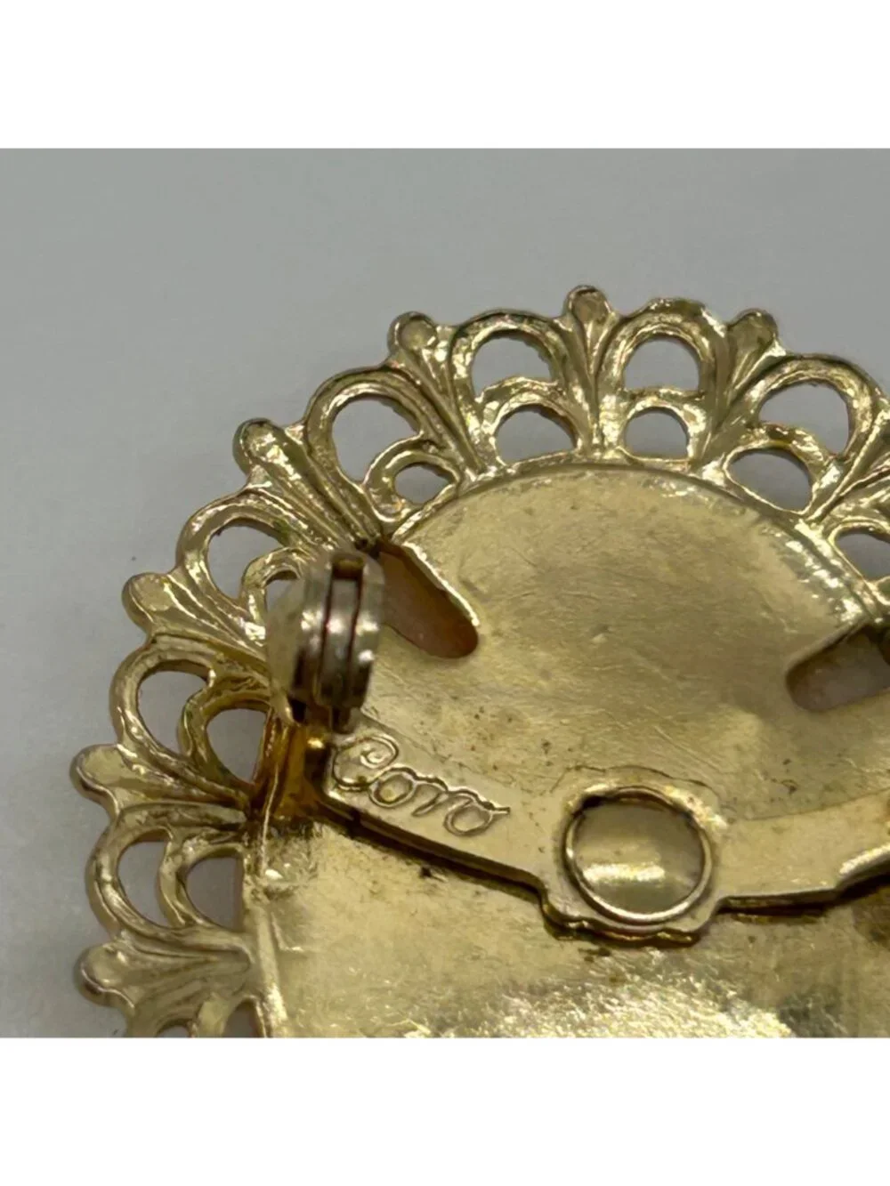 Coro Shell Cameo Brooch Gold-Tone Oval 1.5 Inches 1950s Vintage Jewelry